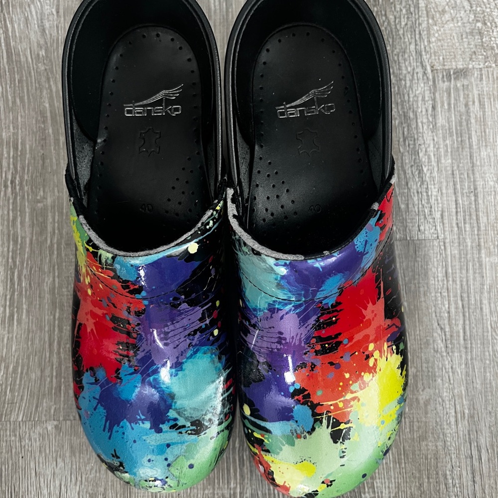 Dansko Multicolor Artistic Mules Paint Splatter Women’s size 40 Nursing outside
